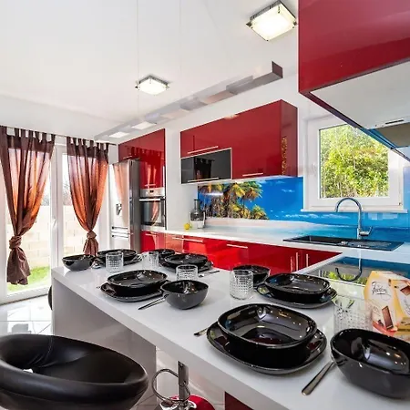 Tolles Ferienhaus In Mit Garten Und Terrasse Nin