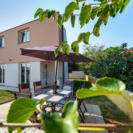 Tolles Ferienhaus In Mit Garten Und Terrasse Hébergement de vacances *